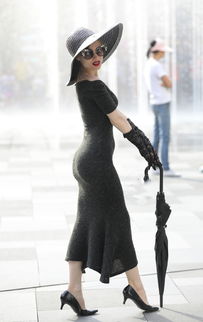 穿一字肩连衣裙的美女,佩戴黑色墨镜时尚又有个性,太酷了