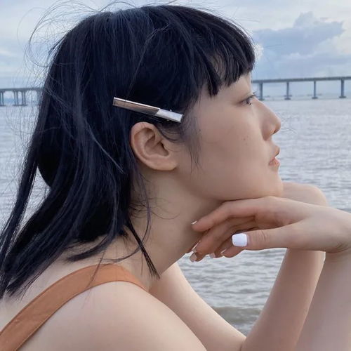 清冷女头像诗人依赖着月亮