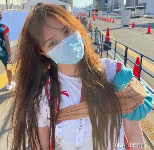 广厦大战广州,最亮的风景线来了,奥运会美女场边观战,笑容撩人