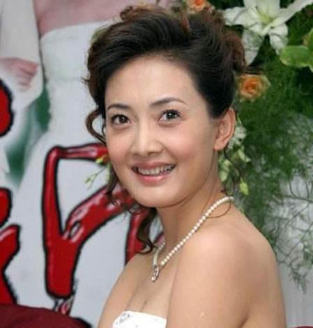 她从运动员跨界到演员,穿长裙现身酒店,年龄越大越年轻