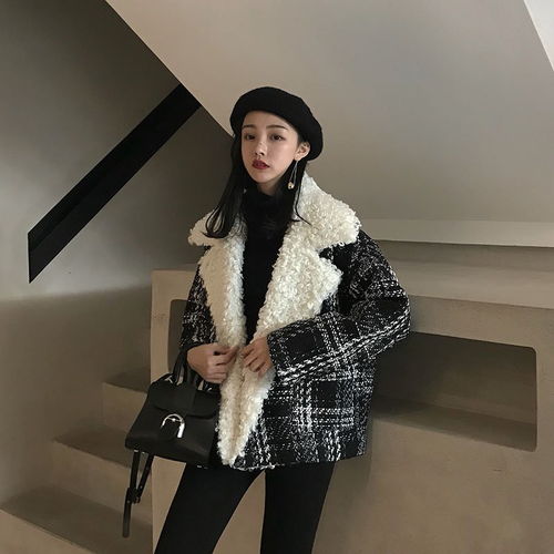 冬天只穿羽绒服,太单调瞧下面女人穿羊羔毛外套,洋气美嫩