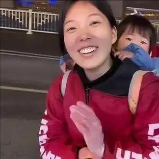 重庆带俩娃摆摊宝妈最新后续已关闭所有捐款通道,政府已在协助