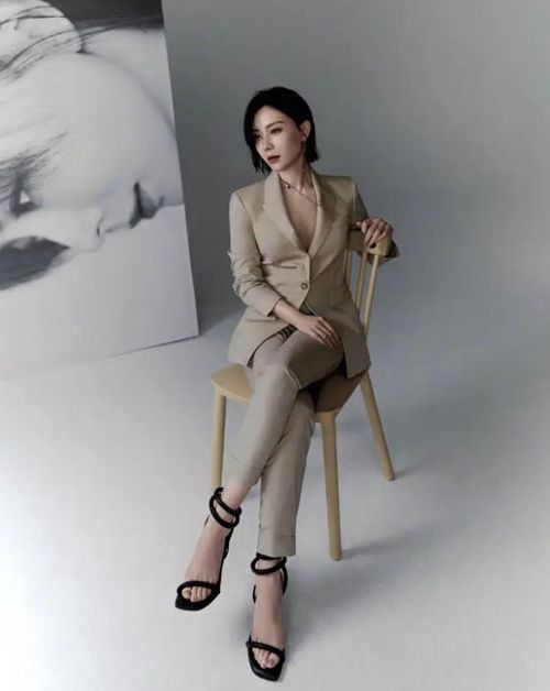 陈数才是真正的气质美人,穿双层西装配牛仔裤,又美又飒太好看