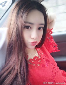 邪恶段子她都把手机夹在大腿中间
