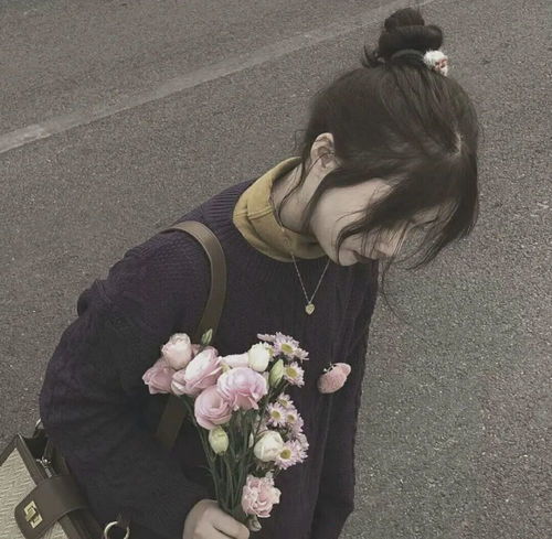 手拿捧花的头像女