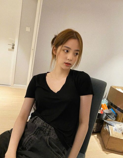 20岁的欧阳娜娜第一次染头发,本以为很违和,看清效果,才知啥叫高级脸