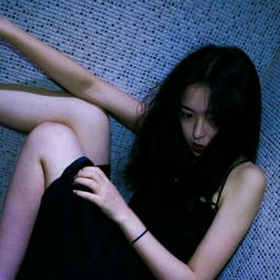 女生靠墙伤感头像要露脸