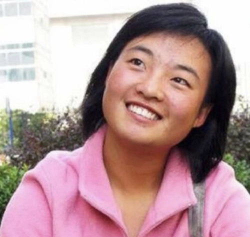 她13岁在家喂猪,被张艺谋看中后人生变样,如今做导演嫁美国富豪