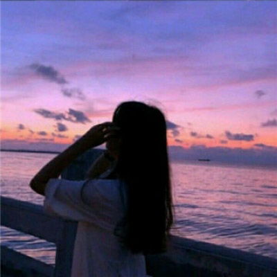 海边背影女生头像一个人在海边的背影图片