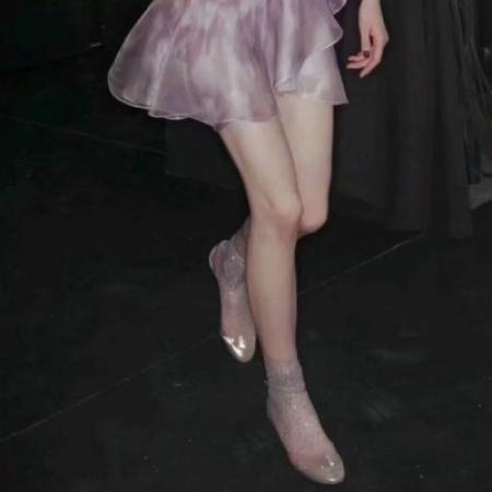 女生部位头像,穿着婚纱高跟鞋太美了