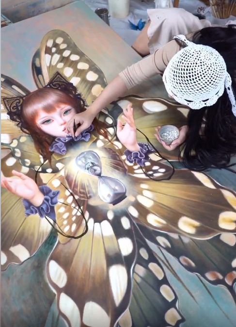 壕气画家何水晶全网最败家美女画师,用大金链子磨成粉画画