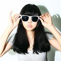 戴墨镜的女生头像