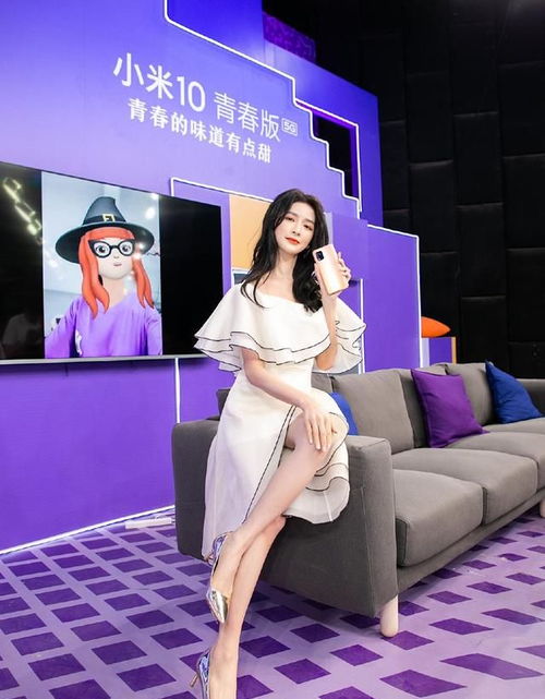 蔡卓宜橙红色西装,配蓝色眼妆,甜美女孩霸气十足