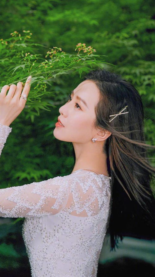 刘诗诗纯白轻纱仙女裙造型,一脸温柔,美到移不开眼睛