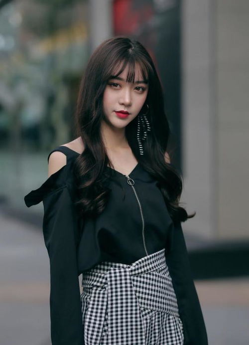 长发美女气质清甜,绝美侧颜,让人过目不忘
