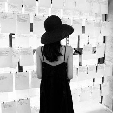 黑白女生背影侧脸头像高冷侧面伤感女头像,女生头像图片