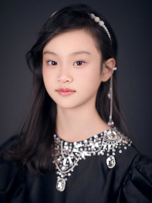 贾乃亮李小璐为女儿庆生,10岁甜馨公主范十足,与爸爸亲密相拥