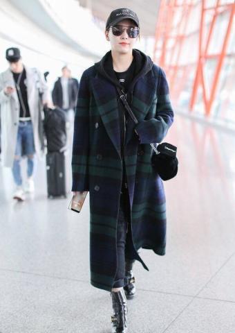 阚清子这条黑色裙子有个性,到机场的打扮也不错吧
