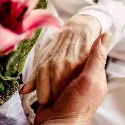 连续43年男子求婚被拒,女方终于在72岁时答应嫁给他了