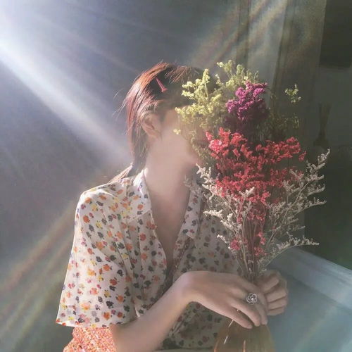 手拿捧花的头像女