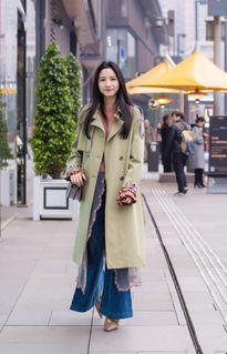 街拍美女,个性和时尚的搭配总是让人眼前一亮,精致的美十分吸睛