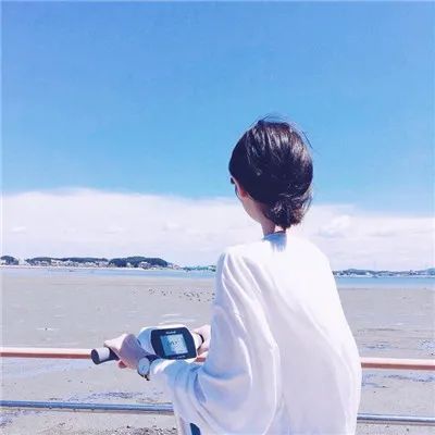 中年女人暗恋你对你一见钟情,会有这4种表现,别辜负了她的美意