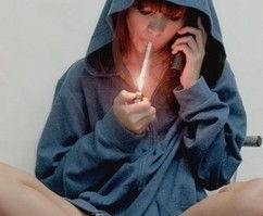 求一张女生抽烟的头像,越拽越好