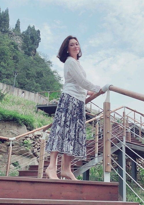 史可走红毯穿毫无特色的黑裙,配西装壮实的像个男人,但风韵犹存