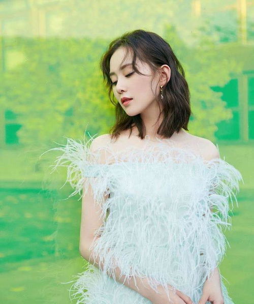 刘诗诗随性造型走机场,白t恤搭牛仔短裤减龄清新,33岁气质真好