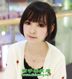 年轻女生薄短齐刘海发型图片能变年轻的发型