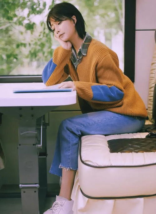 殷桃真是人间绝色,一袭亮银色连衣裙配丸子头,美得惊艳全场