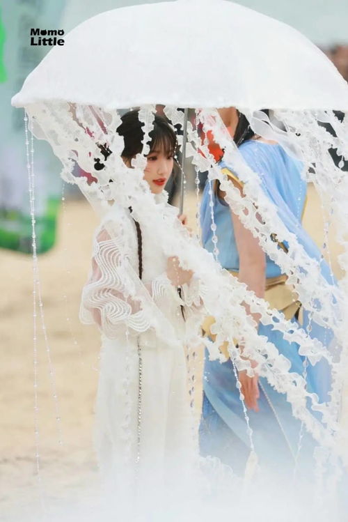 毛晓彤撑水母伞少女感满满轻灵甜美仙气飘飘
