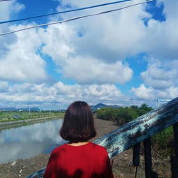 青春色彩的个性女生微信背影头像异地恋费钱费时费流量