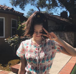 宋祖儿加州旅行图,高马尾搭配糖果碎花裙,甜蜜可爱就该这么穿