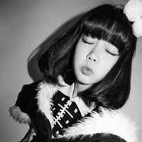 用泪感觉的伤感黑白女生qq头像