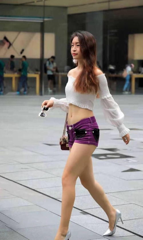 戴墨镜的温柔女孩,一字肩露腰上衣搭配牛仔短裤,轻松展示小蛮腰