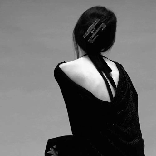 高级质感黑白女生头像