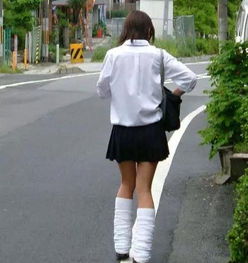 日本高中生的裙子有多短它们无论冬夏都只有短裙,真是良好的传统啊