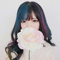 谁有类似这种女生拿花遮脸的女生头像