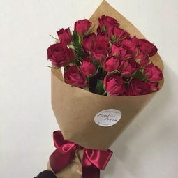 同心小伙在文化广场用99朵蓝玫瑰求来攒劲媳妇,女友感动落泪非他不嫁
