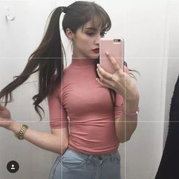 一张女生头像手臂上有玫瑰很霸气超拽的那个女生的嘴唇是大红色,然后波浪卷头发