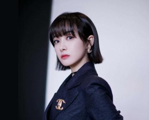 宋茜穿蓝色礼服仙气十足,展现时尚气质,网友好一个精致的美女