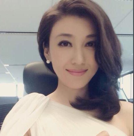 比董卿会主持,比周涛有气质,39岁的她才是央视第一美女