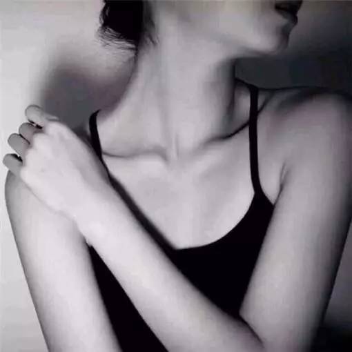 小麦肤色女生欧美风穿搭look
