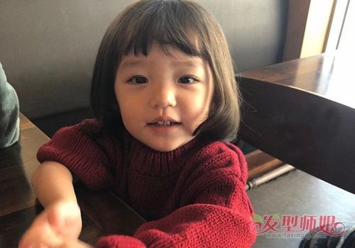 天真烂漫小女孩梳童发超可爱女童简约清新短发发型马起来