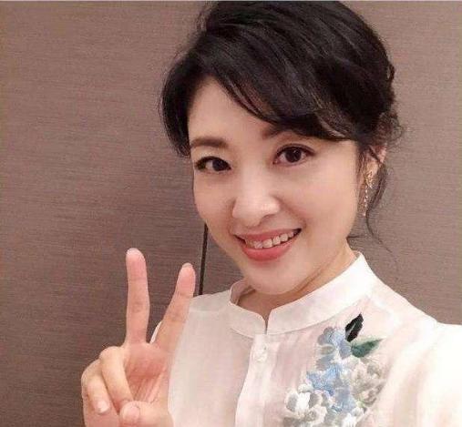 她和董卿争了半辈子,二婚嫁给百亿富豪,如今51岁美成仙女