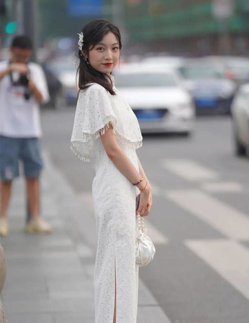 回眸一笑百媚生的女生,优雅白裙搭配高跟鞋,温婉端庄气质一流