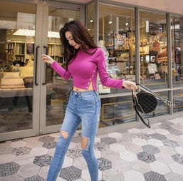 街拍紧身牛仔裤搭配时尚显露肩上衣,彰显美女凹凸有致完美身材