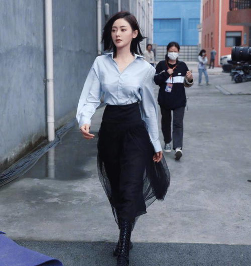 姐妹俱乐部录制路透,三位女嘉宾全部亮相,男嘉宾蓝色西装帅气