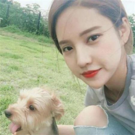女生抱萌宠头像,抱着狗狗的抱着小猫的女头图片